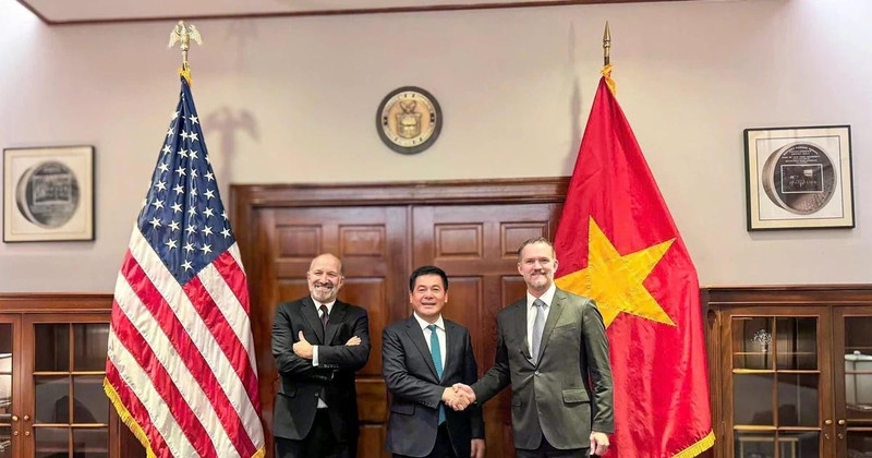 From left to right: US Secretary of Commerce Howard Lutnick, Vietnamese Minister of Industry and Trade Nguyen Hong Dien and Ambassador Jamieson Greer, US Trade Representative. (Photo: VNA)