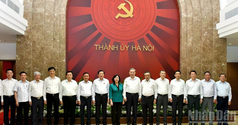 General Secretary To Lam with leaders of the Party, State and the Standing Committee of the Ha Noi Party Committee.