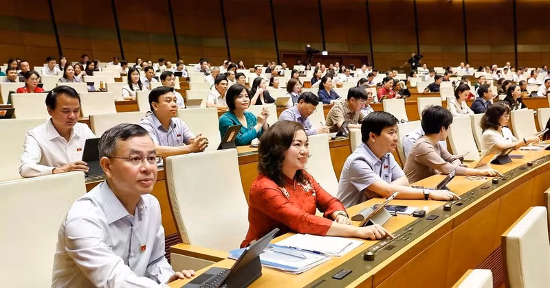 All 470 delegates present at the NA's 9th session vote in favour for the resolution amending key provisions of the Constitution of the Socialist Republic of Viet Nam. (Photo: VNA)