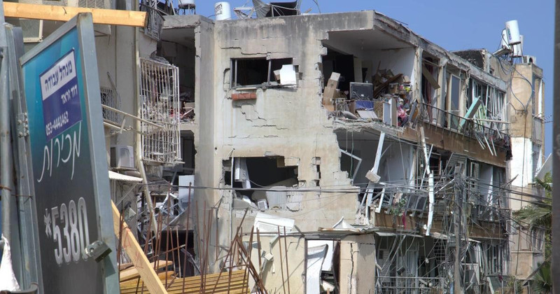 A residential area in Bat Yam, near Tel Aviv of Israel, hit by a missile attack on June 14, 2025 that left nine dead and nearly 200 injured. (Photo: VNA)