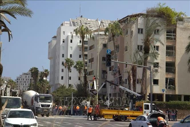 Apartment buildings on Tel Aviv’s Levy Eshkol street damaged by missile strikes on June 16, 2025 (Photo: VNA)