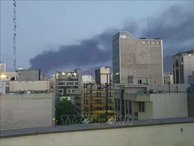 Smoke rises following an explosion in Tehran, Iran, on June 15, 2025. (Photo: Xinhua/VNA)