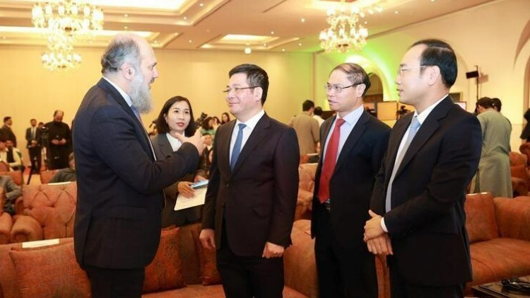 Minister of Industry and Trade Nguyen Hong Dien talks with Pakistani Minister for Commerce Jam Kamal Khan. (Photo: Viet Nam Economic News)