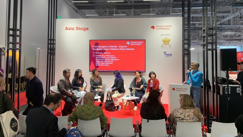 Representatives of some Vietnamese publishers exchange views on copyright issues at the Frankfurt Book Fair 2025. (Photo: NDO)