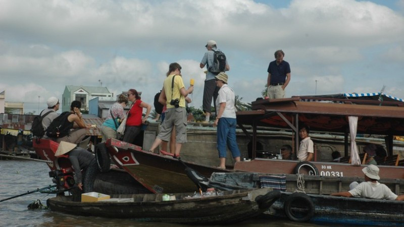 Foreign tourists visit at Cai Rang Floating Market, Can Tho. (Photo: NDO)
