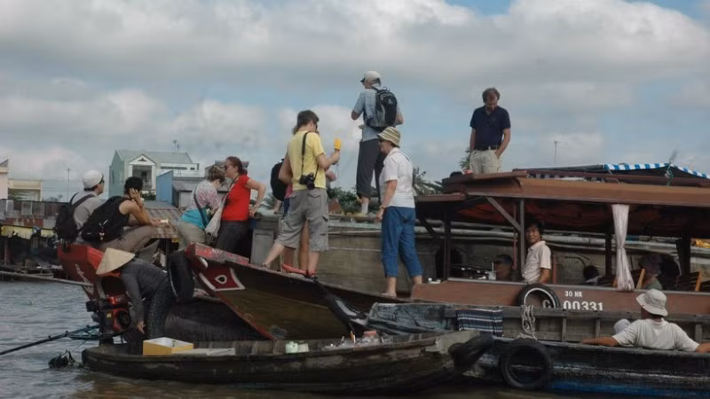 Foreign tourists visit at Cai Rang Floating Market, Can Tho. (Photo: NDO)