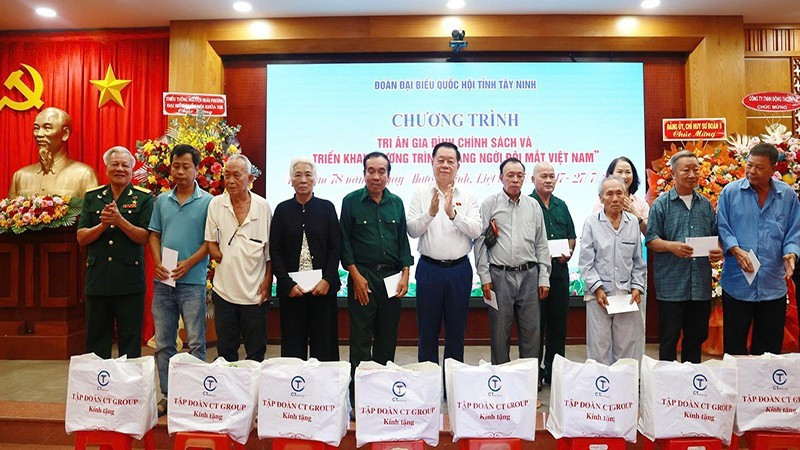 Nguyen Trong Nghia, Politburo member, Secretary of the Party Central Committee, and Head of the Party Central Committee’s Commission for Communication, Education and Mass Mobilisation, presented gifts to policy beneficiary families. (Photo: nhandan.vn)