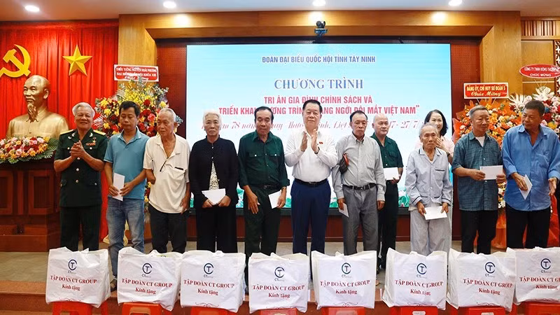 Nguyen Trong Nghia, Politburo member, Secretary of the Party Central Committee, and Head of the Party Central Committee’s Commission for Communication, Education and Mass Mobilisation, presented gifts to policy beneficiary families. (Photo: nhandan.vn)