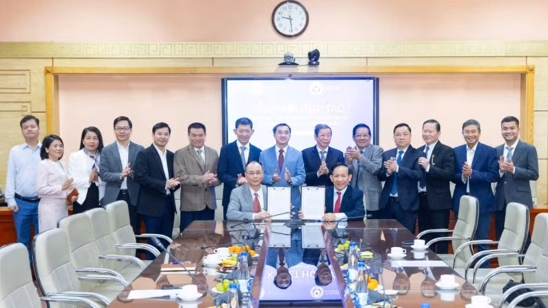 The National Health Information Centre under the Ministry of Health and the Viet Nam Private Medical Practice Association signed a cooperation agreement under the witness of leaders of the Ministry of Health. (Photo: NDO)