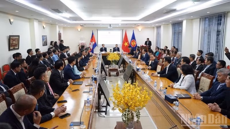 Overview of the meeting at the Vietnamese Embassy in Cambodia. (Photo: DINH TRUONG)