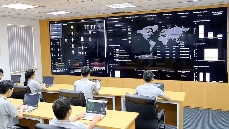The Security Operations Centre (SOC) helps detect early and implement Standard Operating Procedures (SOPs) to deal with cyberattacks promptly. (Photo: nhandan.vn)