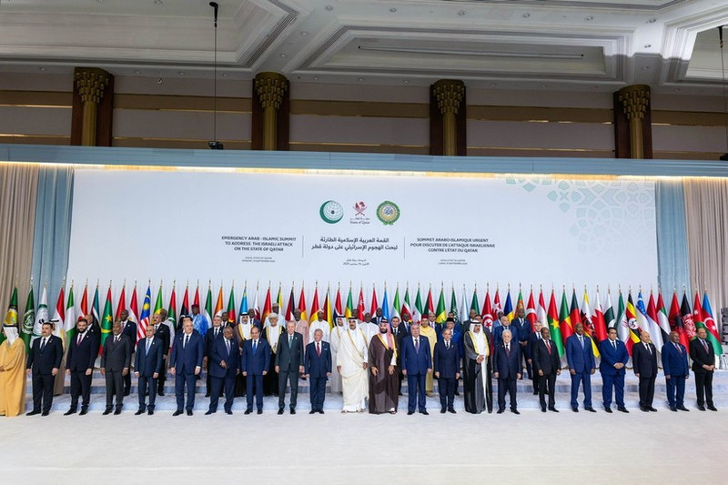 Delegates pose for a group photo at the emergency summit of the Arab League (AL) and the Organisation of Islamic Cooperation (OIC) in Doha, Qatar, on September 15, 2025. (Photo: AA/VNA)