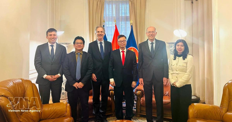 Vietnamese Ambassador to France Trinh Duc Hai (third from right) poses for a photo with leaders of MEDEF International, including Benoit Clocheret (third from left), Vice President of MEDEF International, Chairman of the France–Viet Nam Business Council, and Executive Chairman of Artelia Group. (Photo: VNA)