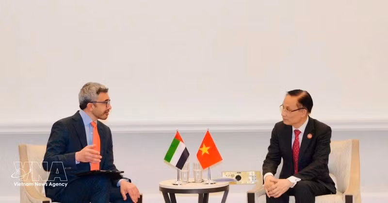 Foreign Minister Le Hoai Trung meets with UAE Deputy Prime Minister and Minister of Foreign Affairs Abdullah bin Zayed Al Nahyan. (Photo published by VNA)