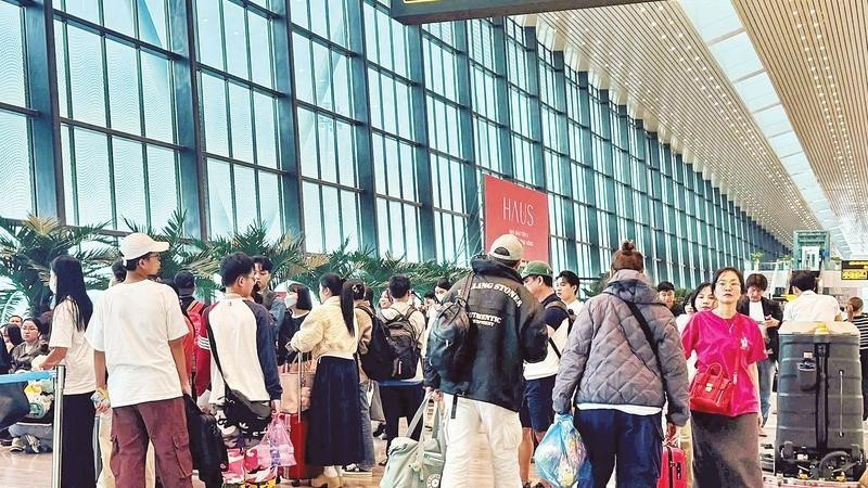 Passengers at Tan Son Nhat Airport. (Photo: NDO)