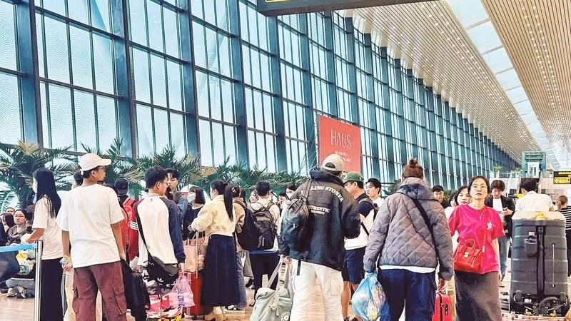Passengers at Tan Son Nhat Airport. (Photo: NDO)