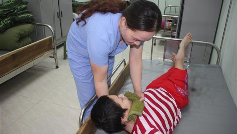 Caring for Agent Orange/dioxin victims. (Photo: VNA)
