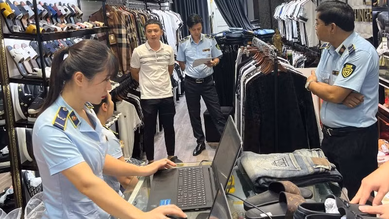Market surveillance officers in Hai Phong impose penalties on a fashion shop for selling counterfeit branded clothing on social media platforms.