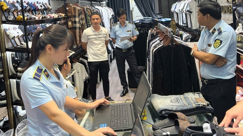Market surveillance officers in Hai Phong impose penalties on a fashion shop for selling counterfeit branded clothing on social media platforms.