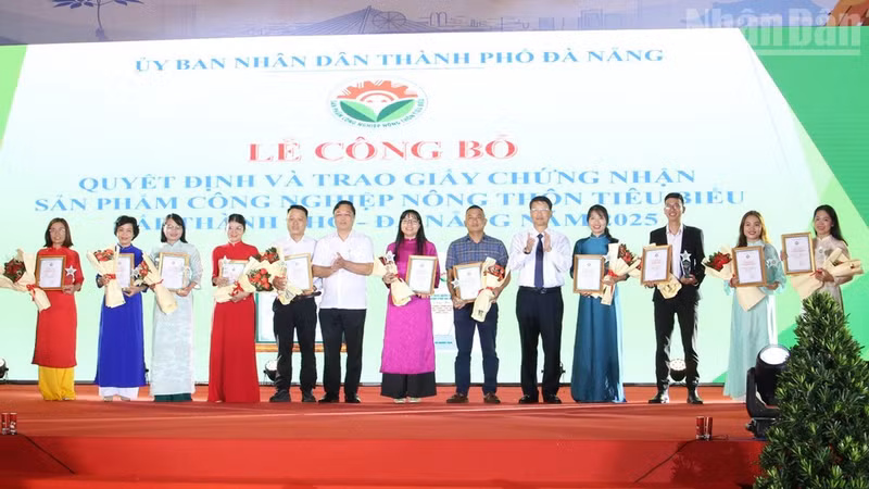 Certificates are awarded to outstanding rural industrial products and product sets of the city in 2025.