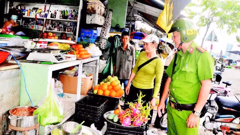 Police in Vung Tau Ward remind small traders to maintain order on pavements and roadways during business activities. (Photo: DINH THIN)