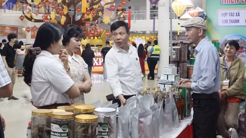 People visit and purchase distinctive products from wards and communes of Da Nang City.