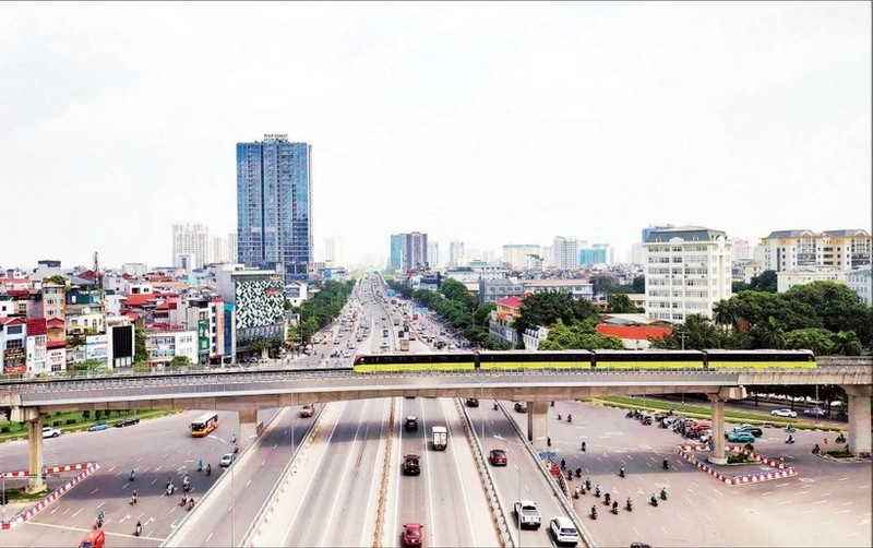 The Nhon-Ha Noi Station metro line (Nhon-Cau Giay elevated section) has been put into operation, making a significant contribution to reducing emissions from private vehicles. (Photo: MY HA/NDO)