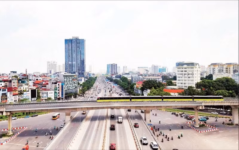 The Nhon-Ha Noi Station metro line (Nhon-Cau Giay elevated section) has been put into operation, making a significant contribution to reducing emissions from private vehicles. (Photo: MY HA/NDO)