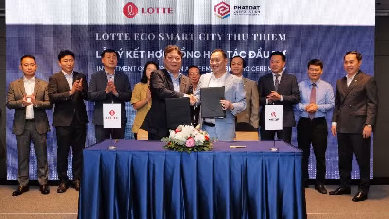 Representatives of both parties sign the investment cooperation agreement in the presence of leaders of the Ho Chi Minh City People's Committee.