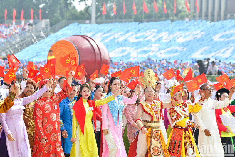 Artists parade during the 80th anniversary celebration of National Day on September 2. (Photo: DUY LINH)