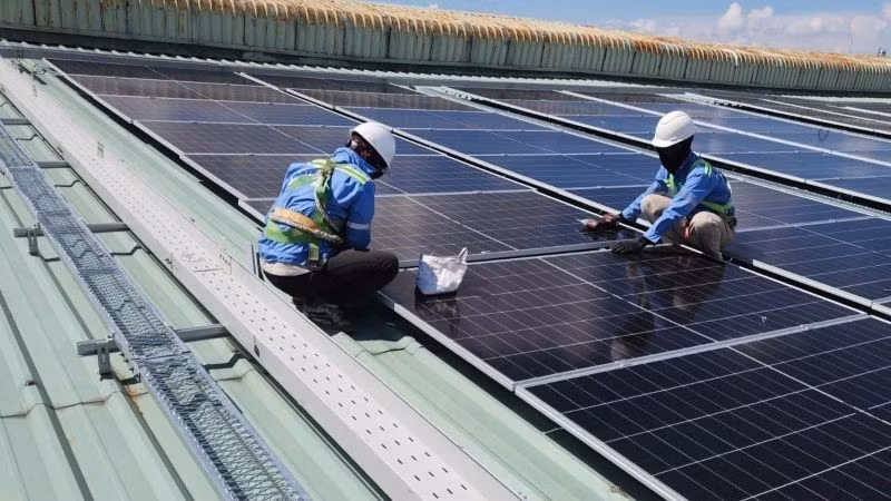 Utilising economic scale, accelerating the disbursement of public investment capital and developing new sectors (digital transformation, green economy) are the main trend. (Photo: NDO)