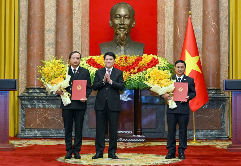 President Luong Cuong presents the appointment decisions to Deputy Chief Justices of the Supreme People's Court. (Photo: THUY NGUYEN)