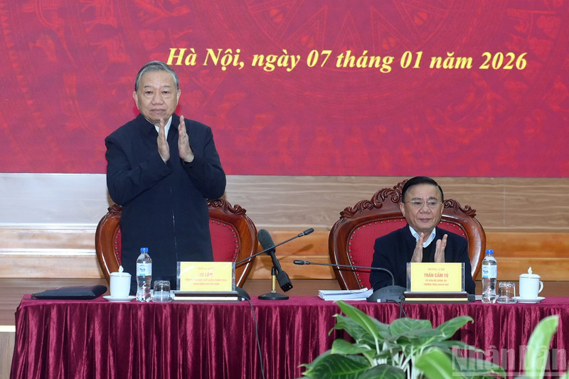 General Secretary To Lam chairs the working session with the Central Policy and Strategy Commission.