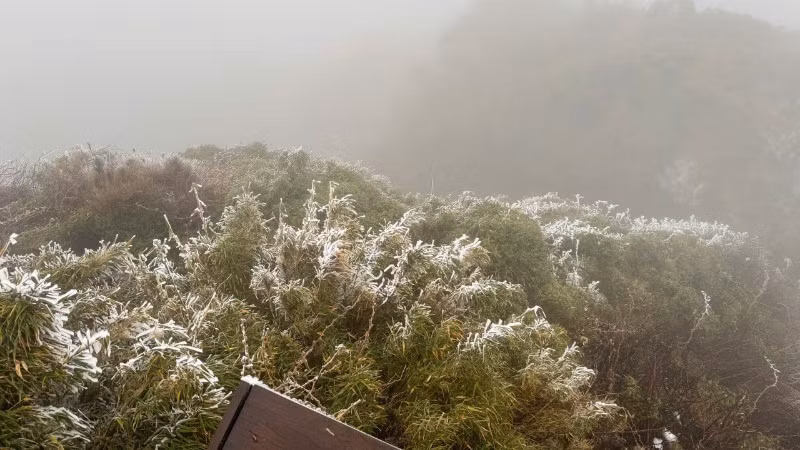 Ice appears, covering Fansipan peak in white. (Photo: NDO)