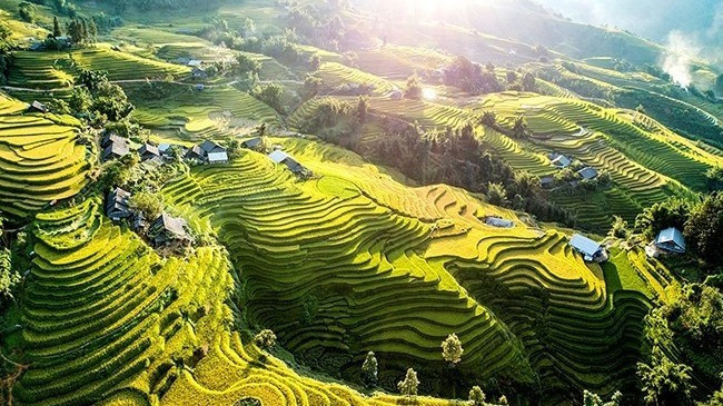 Sa Pa is famous for its stunning terraced rice fields and ethnic minority villages rich in distinctive cultural identity. (Photo: Unsplash – Denis Sobnako)