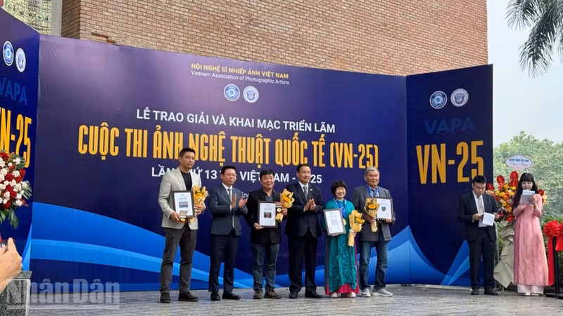 Four authors were presented Gold Medals at the awards ceremony. (Photo: NDO)