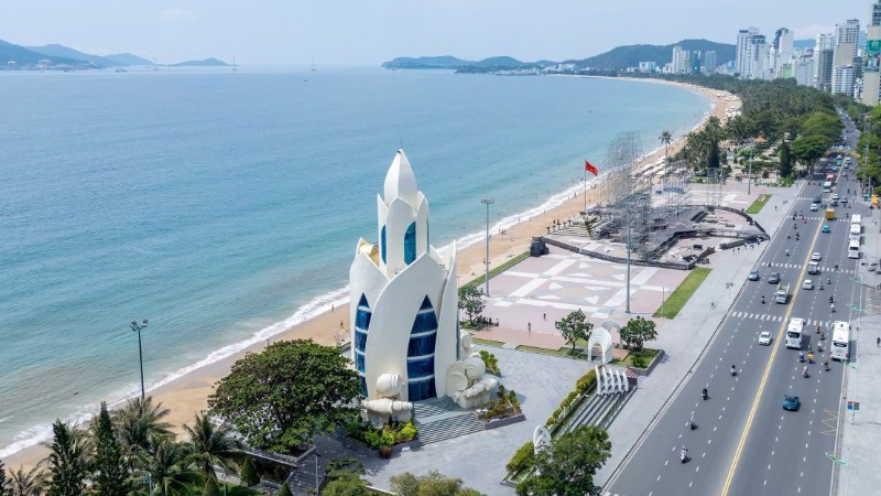 Agarwood Tower along the Nha Trang coastline. (Photo: NGUYEN PHUONG/NDO)