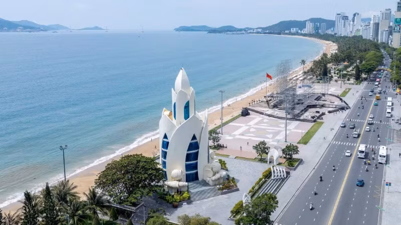 Agarwood Tower along the Nha Trang coastline. (Photo: NGUYEN PHUONG/NDO)