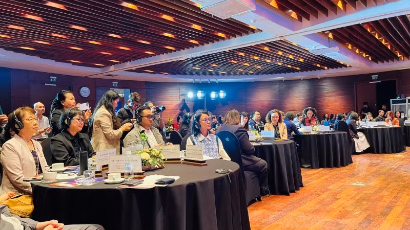 Participants listen to and share experiences in building creative cities. (Photo: NDO)