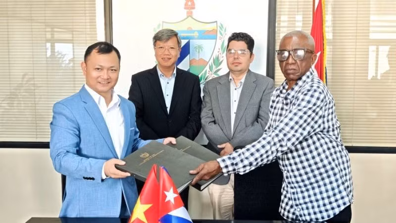 Luis Alberto Hernandez Tejeda, General Director of Alquizar Agricultural Company, and Nguyen Khac Hoang, General Director of Hoang Gia Viet Food Joint Stock Company, exchanged the cooperation document. (Photo: Embassy of Viet Nam in Cuba)