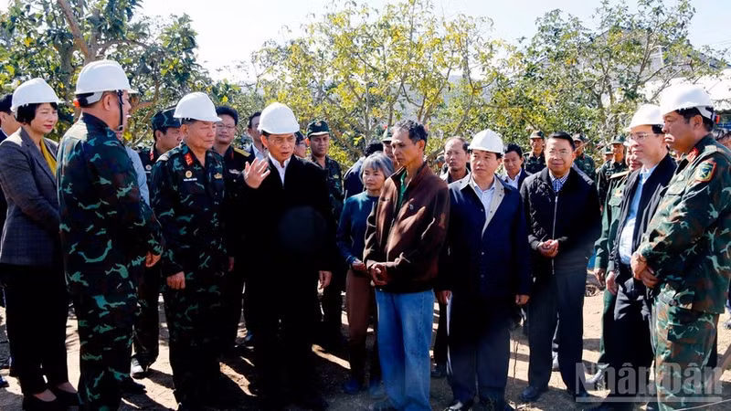 Deputy PM Bui Thanh Son talks with a family supported to build a new house at the groundbreaking ceremony of the “Quang Trung Campaign” in Lam Dong Province.