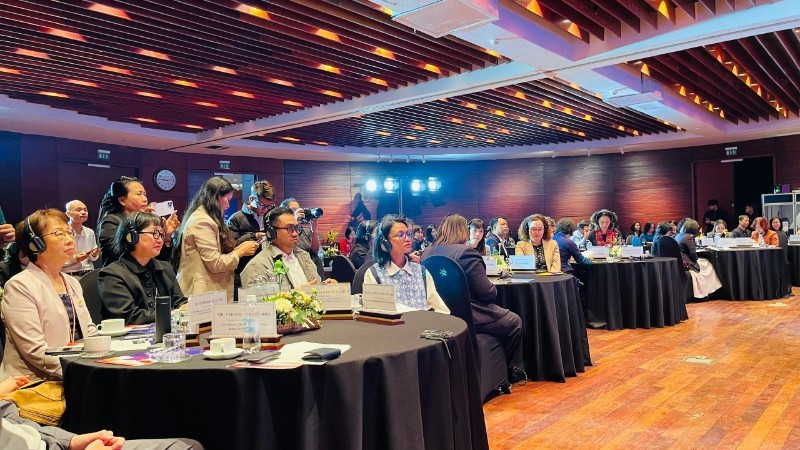 Participants listen to and share experiences in building creative cities. (Photo: NDO)