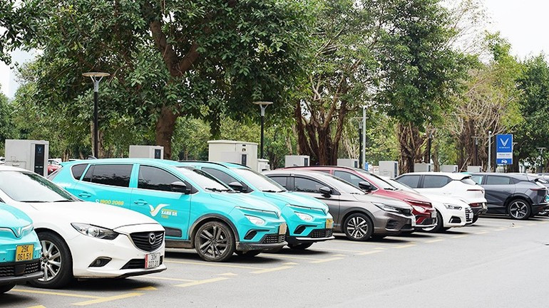 An electric vehicle charging station in Ha Noi. (Photo: NDO)