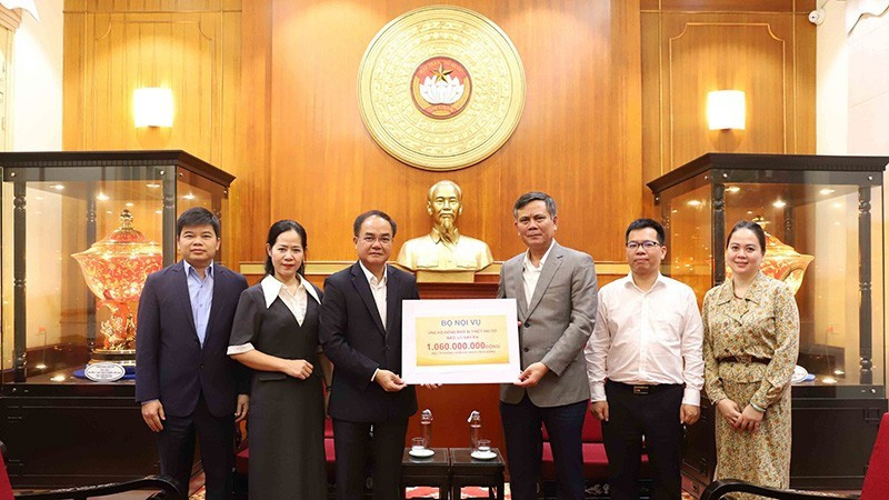 Deputy Minister of Home Affairs Vu Chien Thang presented over 1 billion VND from the Ministry of Home Affairs to support people in the Central and Central Highlands regions. (Photo: moha.gov.vn)