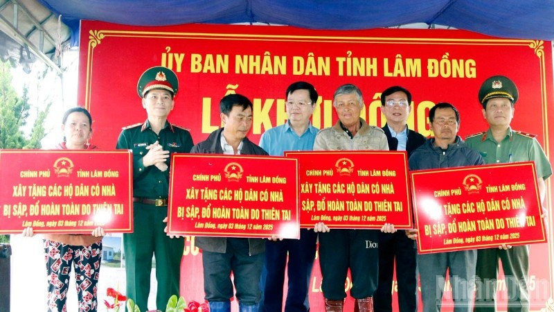 Deputy PM Mai Van Chinh and leaders of ministries, sectors, central agencies, and Lam Dong Province present symbolic boards for the construction of new houses for four families whose houses were completely destroyed by natural disasters.