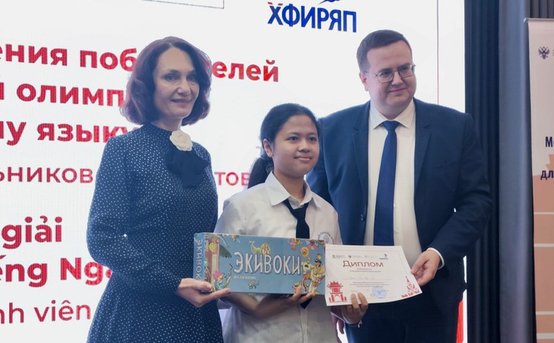 The organising committee presents award to a contestant.