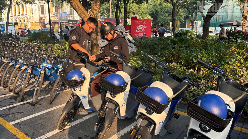 Around 10–15 electric bikes are arranged at the 19/8 Station for residents to try, marking the first time Ha Noi has implemented a public two-wheeled electric bicycle model.