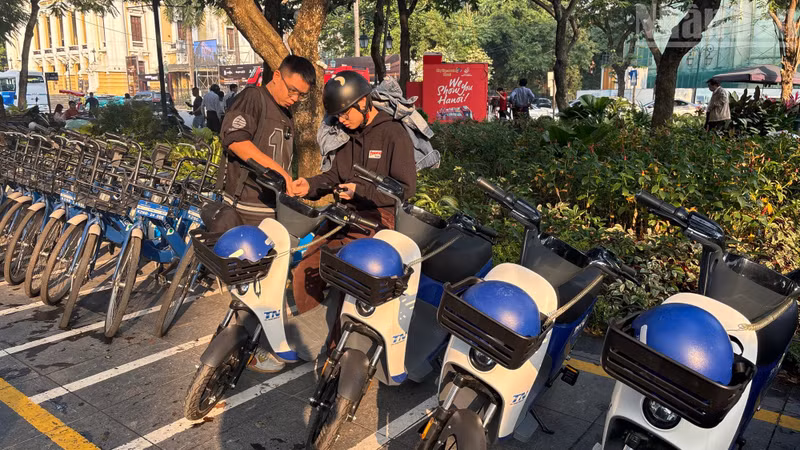 Around 10–15 electric bikes are arranged at the 19/8 Station for residents to try, marking the first time Ha Noi has implemented a public two-wheeled electric bicycle model.