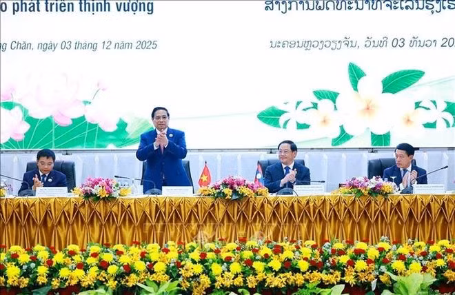 PM Pham Minh Chinh attends the Viet Nam - Laos investment promotion conference (Photo: VNA)