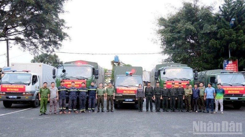 Trucks loaded with nearly 34 tonnes of fresh vegetables are ready to deliver to people in Khanh Hoa who suffered heavy damage from recent floods.